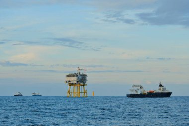 Noirmoutier Rüzgâr Çiftliği İnşaat Alanındaki Offshore Substation Platformu ve birden fazla destek gemisi DP Kipinde
