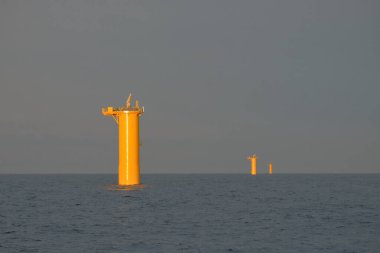 Açıklar Rüzgâr Türbini Geçiş Parçası Noirmoutier Projesinin Altın Saat Sırasındaki Parçaları Denizde