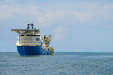 DP3 Kablo Döşeme Gemisi Helideck ve Crane Offshore Rüzgar Türbini Vakfına Yakın Çalışıyor