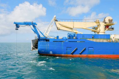 ROV mevzilendirme ve Ağır Kaldırma Turnası Offshore ile Kablo Döşeme Gemisinin Yan Görünümü
