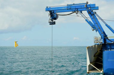 Offshore Denizaltı Araştırma Operasyonu sırasında kablo döşeme gemisinden ROV Sevkiyatı