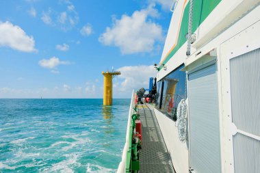 Tayfa Transfer Gemisi Noirmoutier Rüzgar Çiftliği 'ndeki Offshore Rüzgar Türbini Vakfı' na yaklaşıyor.