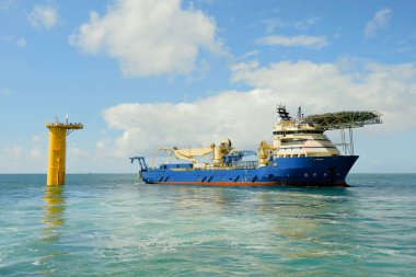 DP3 Kablo Döşeme Gemisi Offshore Rüzgar Türbini Vakfı 'nın yanında ROV konuşlandırıldı