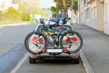Bisiklet Rack 'li Araç Şehir Alanında İki Bisikletle Dolu