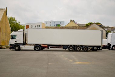 Şehir Yard 'ında Kutu Karavanı olan Sabit Yük Yarı Kamyonu