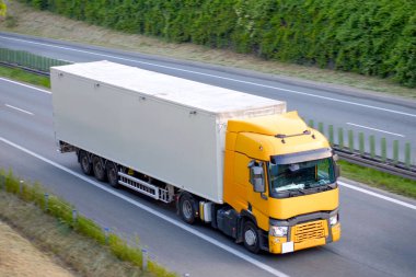 Otobanda Kapalı Karavan Sürüşlü Sarı Yarı Kamyon