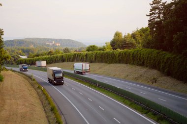 Ormanlı Tepeler 'den Otoyola çıkan Çoklu Kargo Kamyonları - Uluslararası Nakliye ve Lojistik