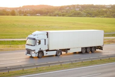 Modern Beyaz Yük Soğutma Nakliye Aracı Açık Arazide Hareket Ediyor