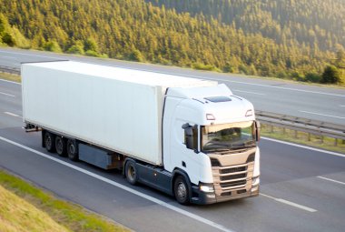 Otonom Sürdürülebilir Beyaz Yük Kamyonu Dağ Vadisi Yolunda Geziniyor