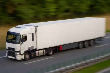 Forest Highway Motion Blur Konseptinde Kutu Karavanı Olan Beyaz Avrupa Yarı Kamyonu