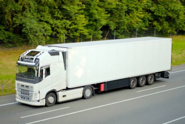 Forest Highway 'de Box Trailer ile Modern Sürdürülebilir Beyaz Kargo Yarı Kamyonu