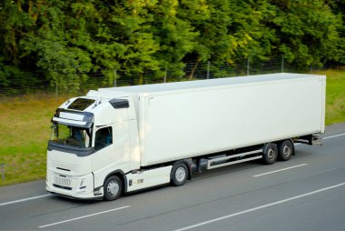 Orman Otobanı 'ndaki Box Trailer' lı Modern Sürdürülebilir Beyaz Uzun Taşıma Yarı Kamyonu