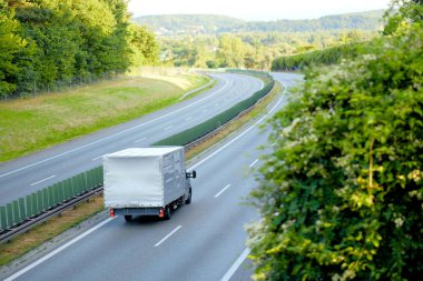 Küçük Kutu Kamyonu Kırsal Otoyolda Boş Otoyolda Sürüyor