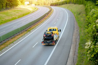 Sarı Çekici Nakliye Aracı Boş Otoyolda Yanmış Araba