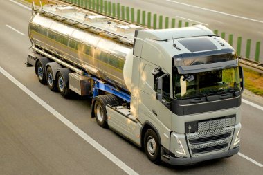 Modern Sürdürülebilir Parlak Paslanmaz Çelik Yol Tankeri Otobanda Sıvı Kargo Taşıma Aracı