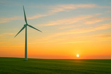 Yalnız Rüzgâr Türbini Yeşil Alan Üzerinde Renkli Günbatımına Karşı Siluet
