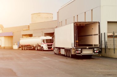 Dağıtım Deposunda nakliye ve tanker kamyonları, Depo Rıhtım Tesislerinde yük boşaltma kamyonları