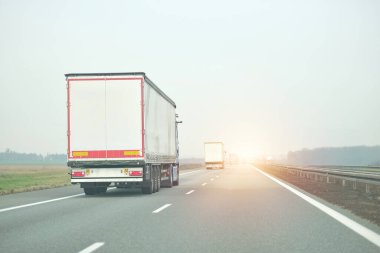 Sürdürülebilir Kargo Kamyonu İleride Taşımacılık Çözümleri Taşıyor