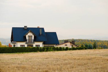 Mavi Çatılı Modern Kır Evi Kırsal Arazide