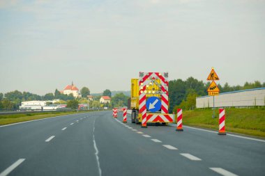 Uyarı İşaretleri ve Güvenlik Bariyerleriyle Otoyol Çalışma Alanı