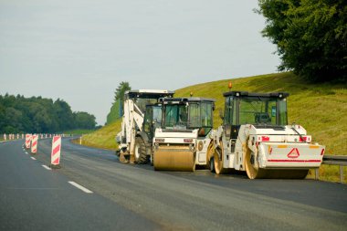 Ağır Yol İnşaat Makineleri Otoyol Asfalt Asfaltında Çalışıyor