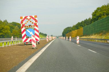 Otoyol İnşaat Bölgesi Güvenlik Bariyerleri ve Trafik İşareti