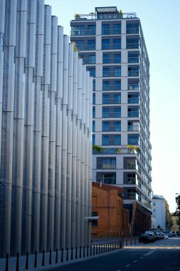 Modern Residential Gökdelen Çağdaş Metal Cephesi ve Tarihi Tuğla Binası