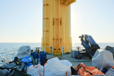 Offshore Mürettebat Transfer Gemisi Rüzgarda İlerliyor C ile Monopile.