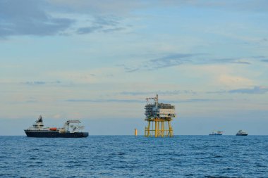 DP 'de Çoklu Destek Gemileri olan Offshore Substation Platformu