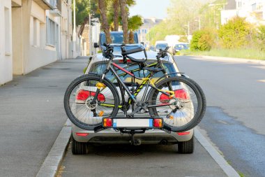 Bisiklet Rack 'li Araç Şehir Alanında İki Bisikletle Dolu
