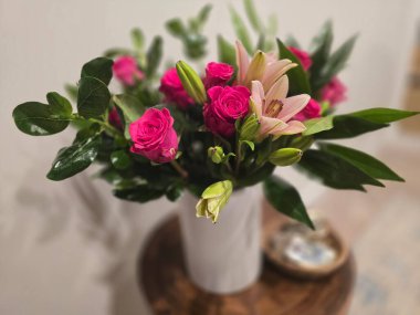 Bu resim canlı bir buket çiçek sergiliyor, koyu renkli çiçeklerin karışımını içeriyor. Düzenleme pembe, mor, kırmızı, turuncu ve belirgin sarı merkezleri, zinyaları ve kozmosu olan beyaz çiçekleri içerir..