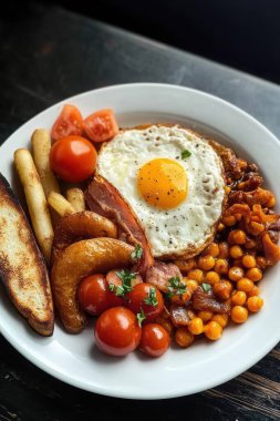 Pastırmalı İngiliz kahvaltısı, yumurta, tost ve fasulye..