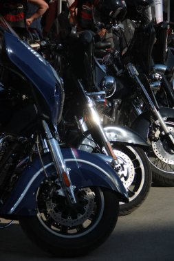 Arka arkaya Harley Davidson motosikleti