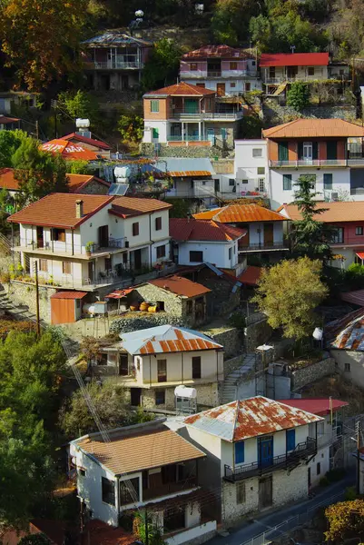 Kıbrıs Rum Kesimi 'nin Moutoullas köyünün büyüleyici bir manzarası var. Tepe yamacında fayanslı çatıları olan geleneksel evler sergileniyor. Akdeniz kırsal yaşam ve kültürünün pitoresk bir temsili.