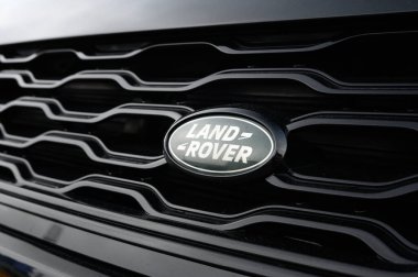 Derby, İngiltere - 17 Kasım 2024: Siyah bir arabanın üzerindeki Land Rover Rozeti