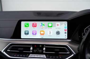 Derby, UK - 03 Kasım 2024: Apple Carplay Interface in a BMW 330 e Interior