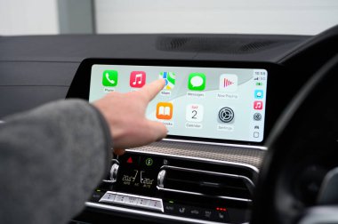Apple Carplay Ekranı ile Modern BMW 330e kullanarak