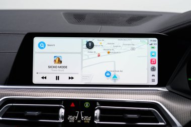 Derby, İngiltere - 03 Kasım 2024: BMW 330 e Cockpit Apple Carplay Screen
