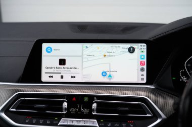 Derby, İngiltere - 03 Kasım 2024: Lüks bir BMW Sedan 'da Apple Carplay Navigasyonu