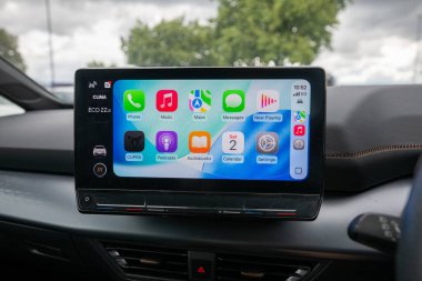 Bu resim, Apple Carplay 'in yeni iOS 26 sürümünün şeffaf Sıvı Cam UI ögeleri programcıkları ve sıkıştırılmış bildirim biçimlerini göstermesini vurgular