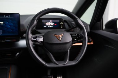 Derby, İngiltere - 18 Ağustos 2025: Cupra direksiyon simidi, spor tasarımı, entegre çoklu fonksiyon kontrolleri