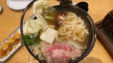 Japon Shabu Udon Mantar, Tofu ve Sıcak Çorba Kasesinde Biftek