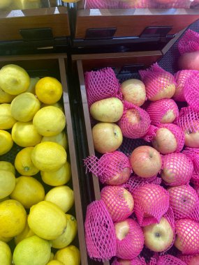 Meyve Dükkanında Yarı Limon ve Yarı Elma Yan yana