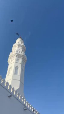 Quba Camii Kubbeleri Arasında Uçan Kuşlar Madinah 'ın Mavi Gökyüzü Altında