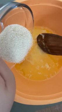 Erimiş Margarin Karışımına Şeker Dökülüyor. Fırın Malzemesi Yakın