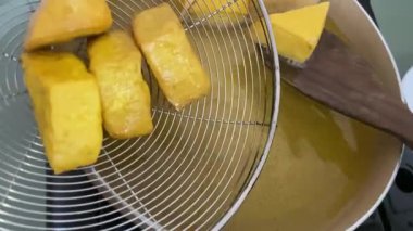 Kızarmış Tofu 'yu kızartmadan sonra Pan' dan kaldırmak