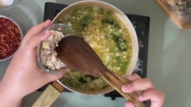 Ev Mutfağı Sahnesine Dilimlenmiş Soğan ve Baharatlar Ekleniyor