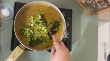 Ev Mutfağı Sahnesine doğranmış soğan ve soğan ekliyorum.