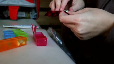 Hapları farklı renklerde günlük boks organizatörlerine paketliyorum..