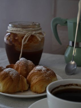 Kruvasan ve bir kavanoz reçel yakın plan..